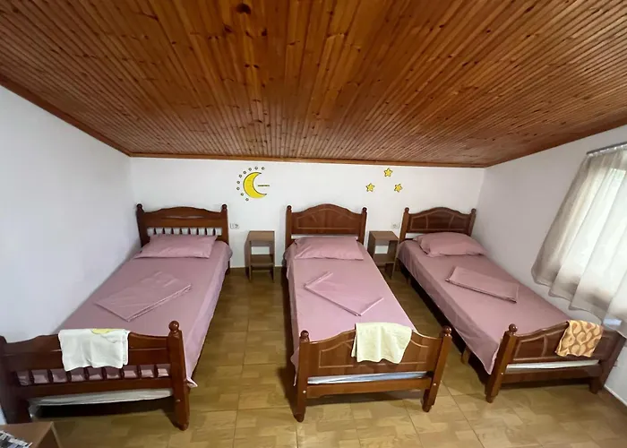 Happy Corner Хостел Шкодер